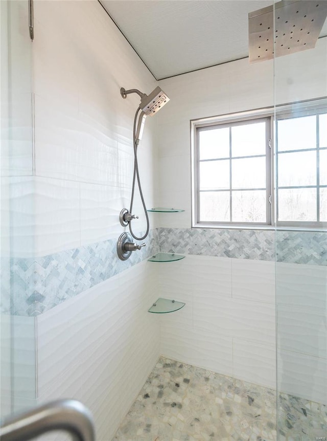 full bathroom featuring tiled shower