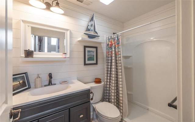 bathroom with a shower with curtain, visible vents, vanity, and toilet