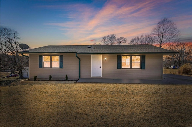 ranch-style house featuring a front yard