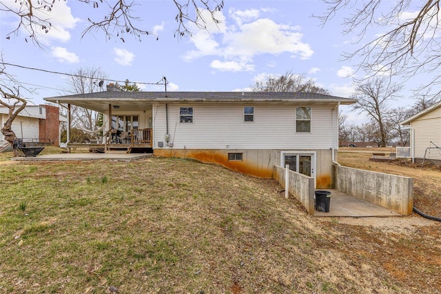 back of house featuring a lawn