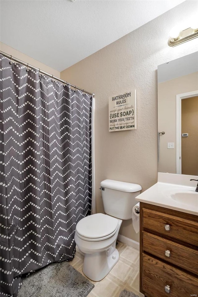 full bathroom featuring toilet, baseboards, vanity, and a shower with curtain