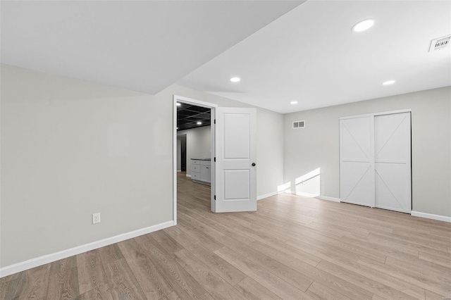 interior space with light wood-type flooring, baseboards, visible vents, and recessed lighting