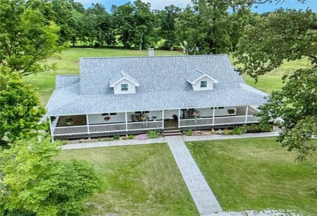 view of front facade featuring covered porch and a front lawn