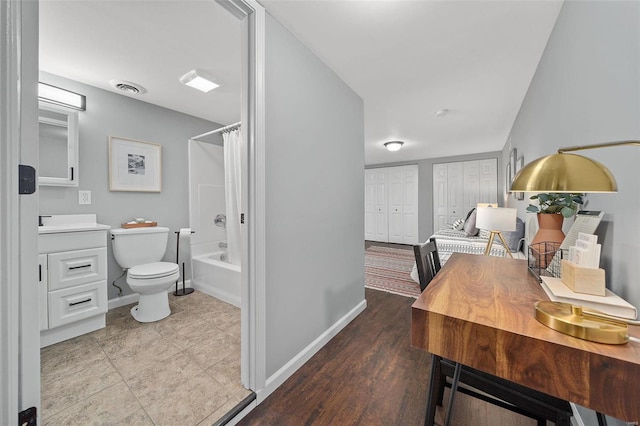 full bath featuring vanity, visible vents, baseboards, shower / bath combo, and toilet