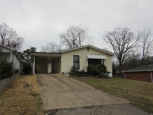 view of front of house featuring driveway, a carport, and a front yard