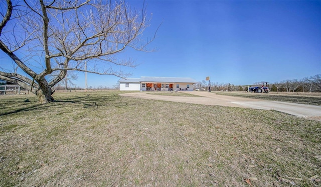 view of yard featuring concrete driveway