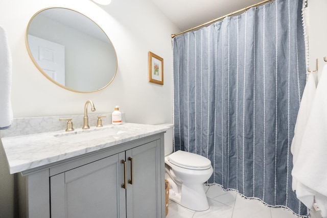 full bathroom featuring curtained shower, vanity, and toilet