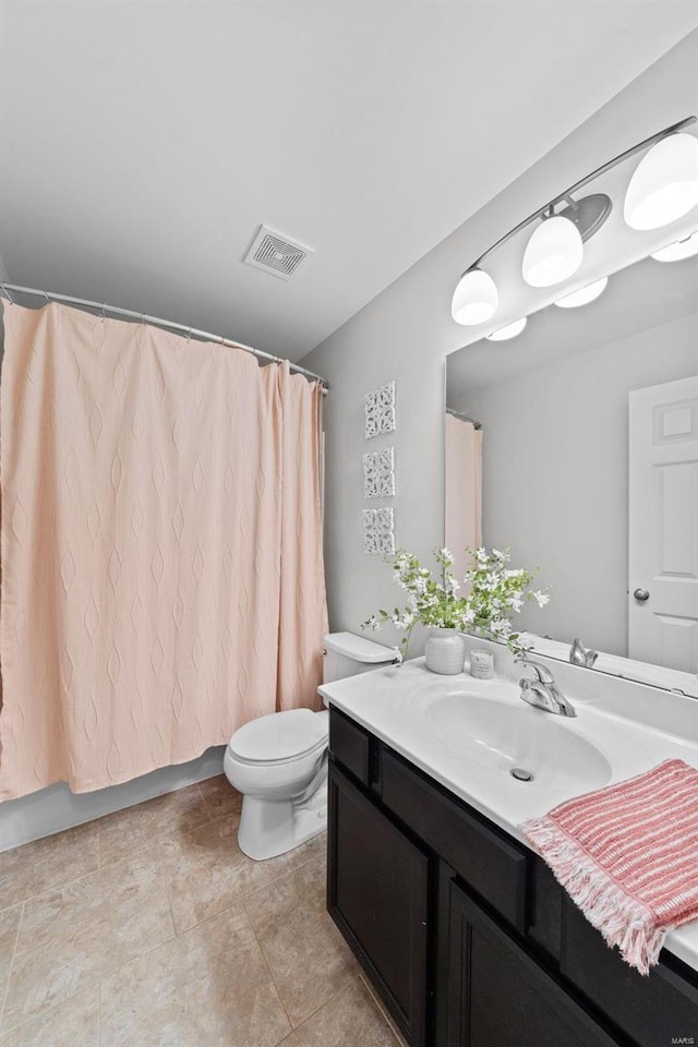 full bath with shower / bath combo with shower curtain, visible vents, toilet, and vanity