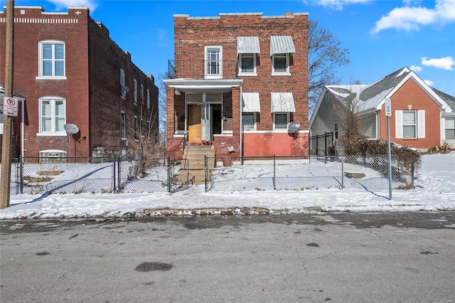 view of front of home featuring brick siding and a fenced front yard