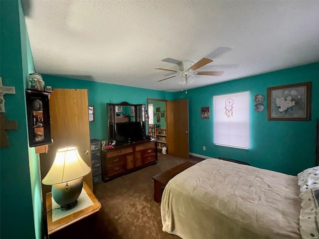 bedroom with carpet floors, a textured ceiling, and a ceiling fan