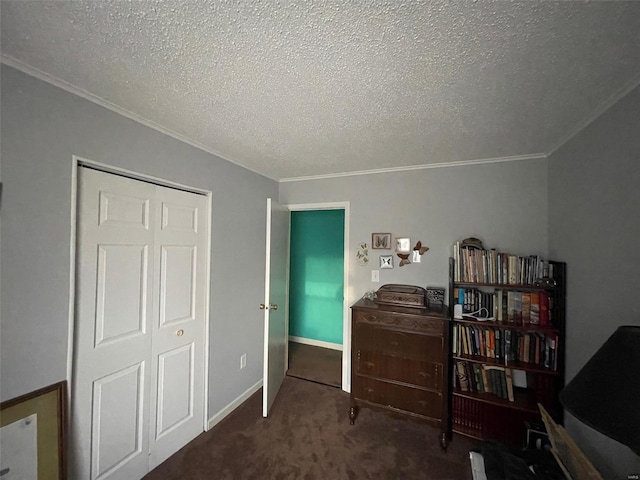 sitting room with carpet flooring, crown molding, a textured ceiling, and baseboards