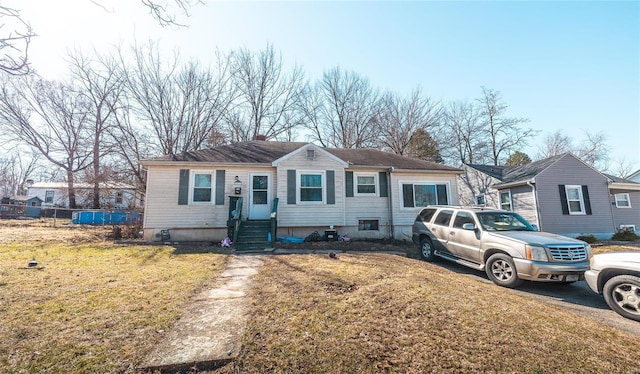 view of front facade featuring a front yard and fence