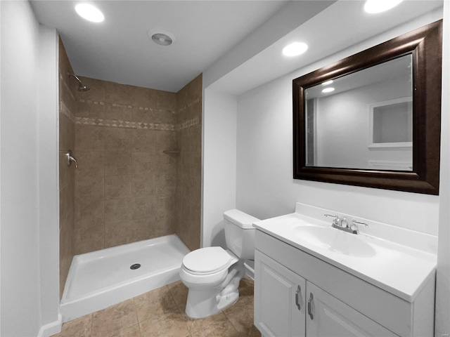 full bath with a tile shower, vanity, toilet, and recessed lighting