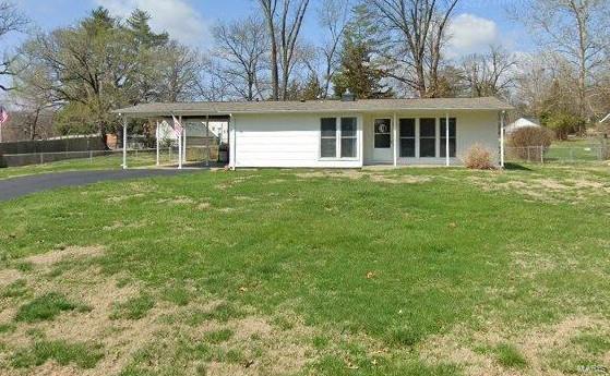 view of front of home featuring aphalt driveway, a front yard, fence, and a carport