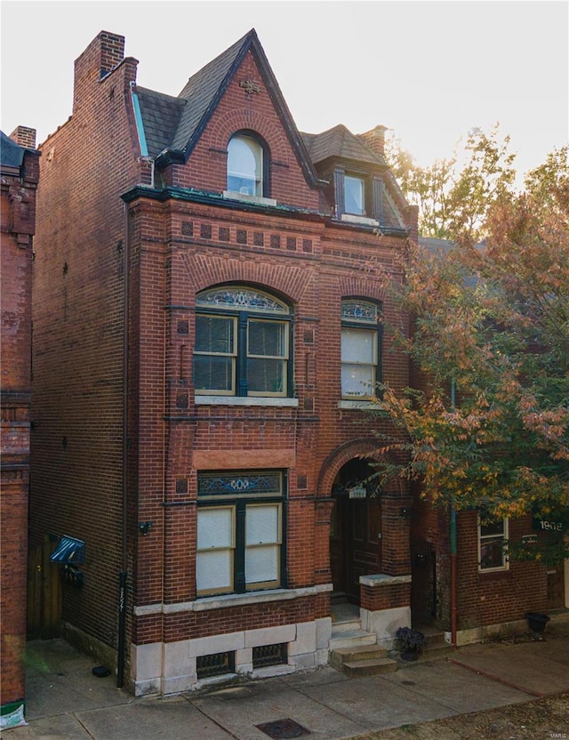 view of front facade with brick siding