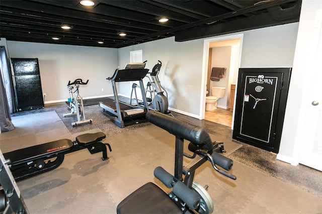 exercise area featuring baseboards