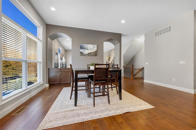 dining room featuring visible vents, recessed lighting, baseboards, and dark wood-style flooring