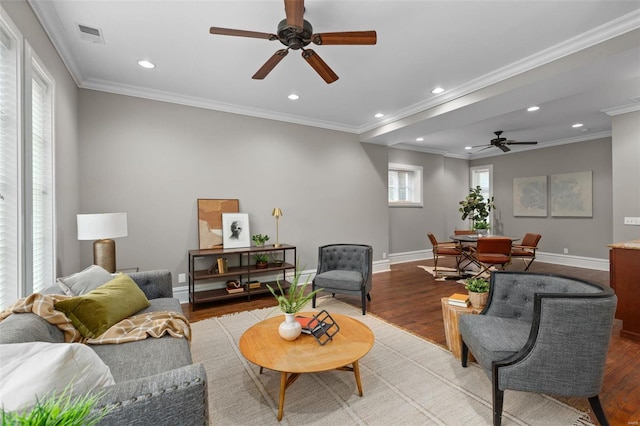 living room featuring crown molding, recessed lighting, visible vents, wood finished floors, and baseboards