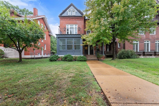 view of front facade with a front yard