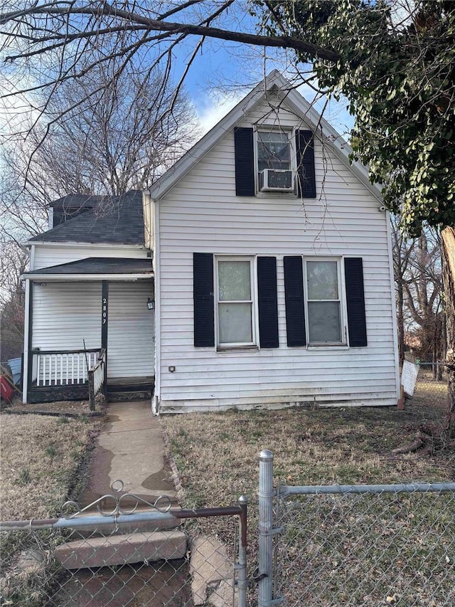 view of front of home featuring a porch, a fenced front yard, cooling unit, and a gate