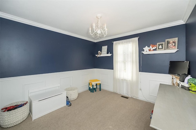 game room with carpet floors, crown molding, visible vents, an inviting chandelier, and wainscoting