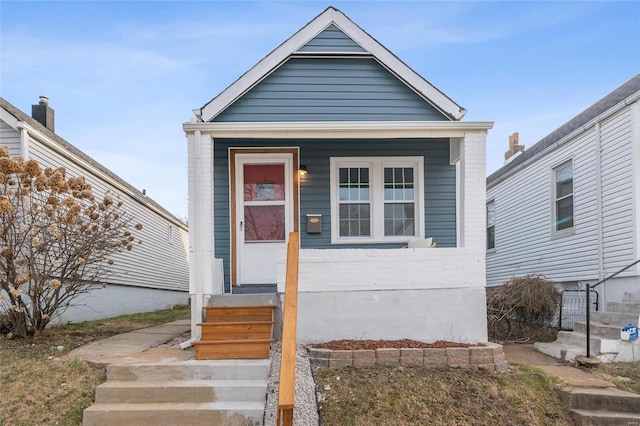 shotgun-style home featuring entry steps