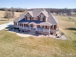 view of front facade with covered porch and a front yard