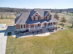 view of front facade featuring a front lawn and a porch