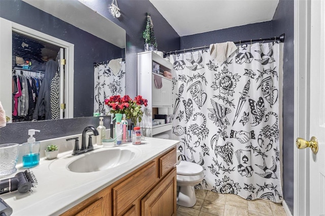 bathroom featuring a shower with shower curtain, vanity, and toilet