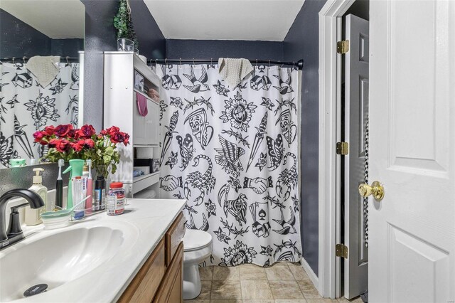 bathroom with toilet, a shower with shower curtain, and vanity