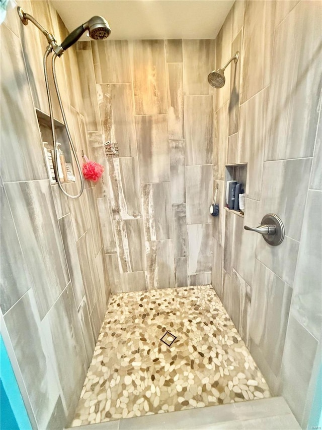 bathroom featuring tiled shower