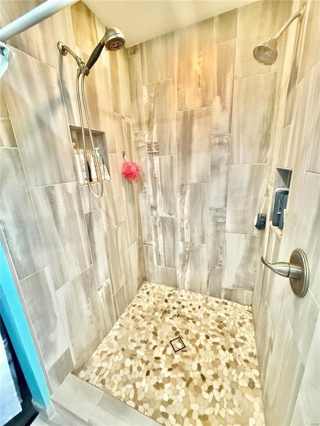 bathroom featuring tiled shower