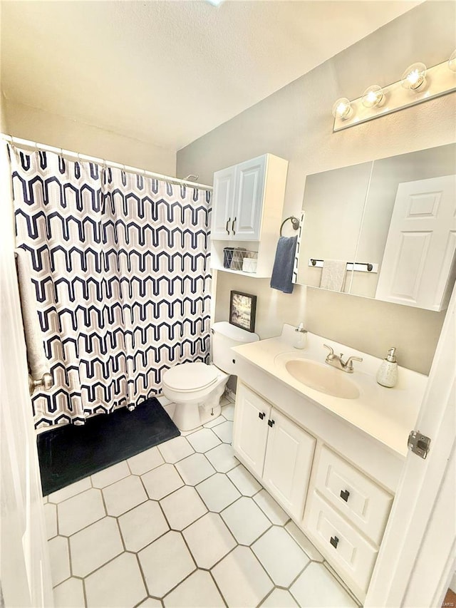 full bathroom with toilet, a shower with curtain, a textured ceiling, and vanity