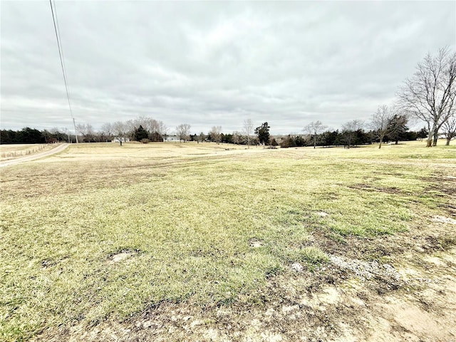 view of yard featuring a rural view