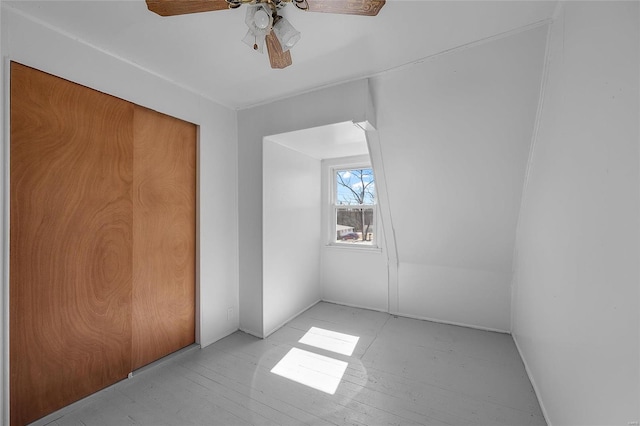 unfurnished bedroom featuring a ceiling fan and a closet