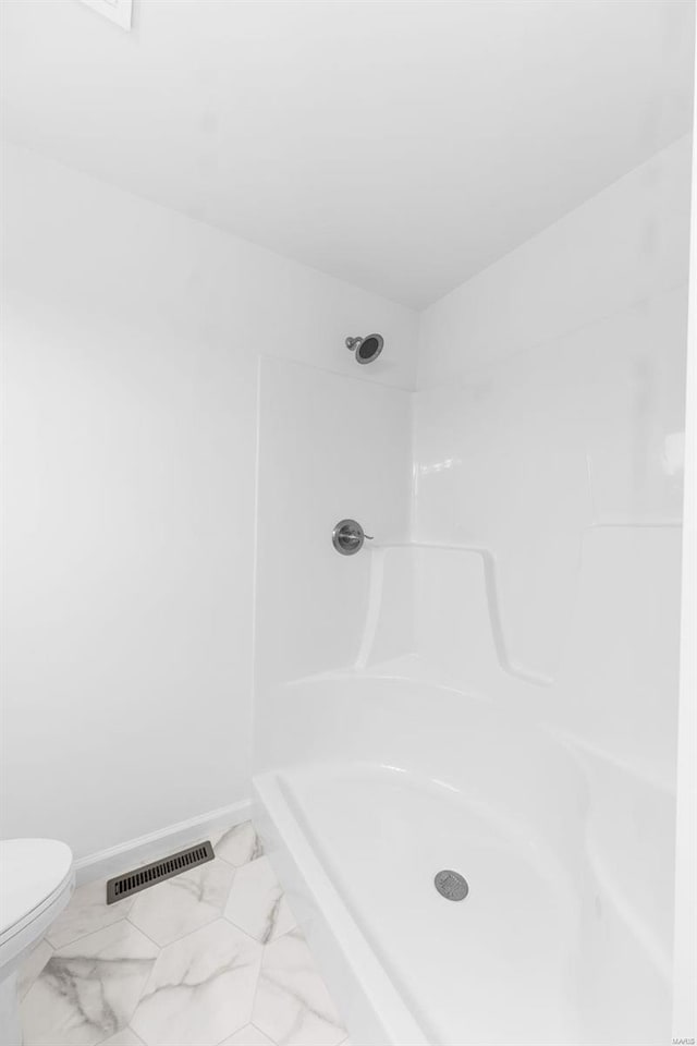 bathroom featuring a shower, visible vents, toilet, and baseboards