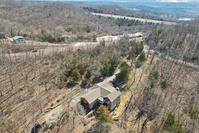 birds eye view of property featuring a forest view