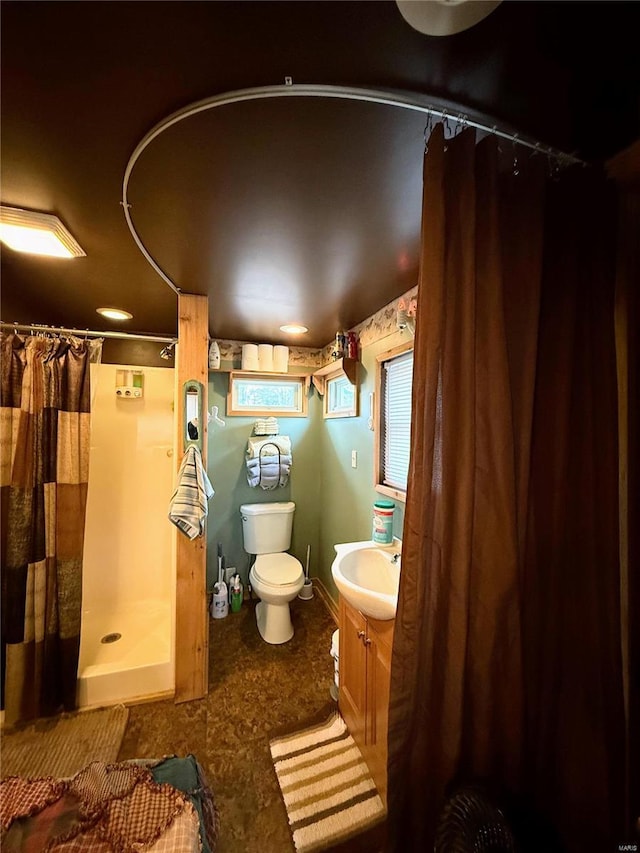 full bathroom featuring curtained shower, vanity, and toilet