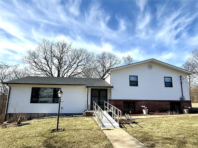 split level home with a front lawn