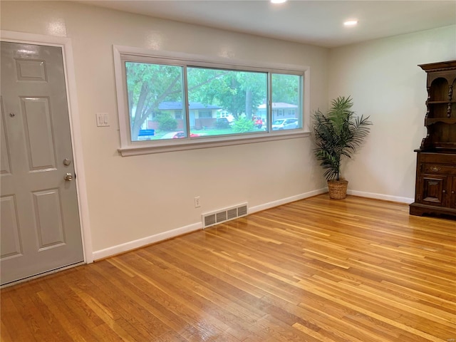 unfurnished room featuring light wood-style flooring, visible vents, baseboards, and recessed lighting