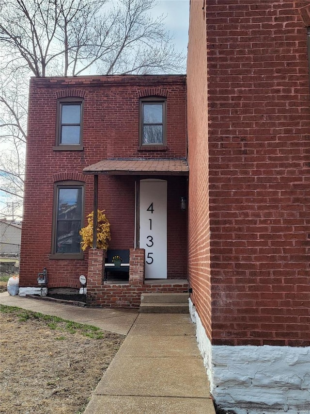 view of front facade featuring brick siding