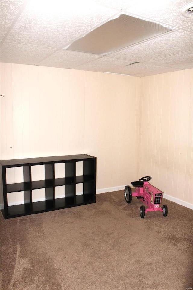 recreation room with carpet flooring