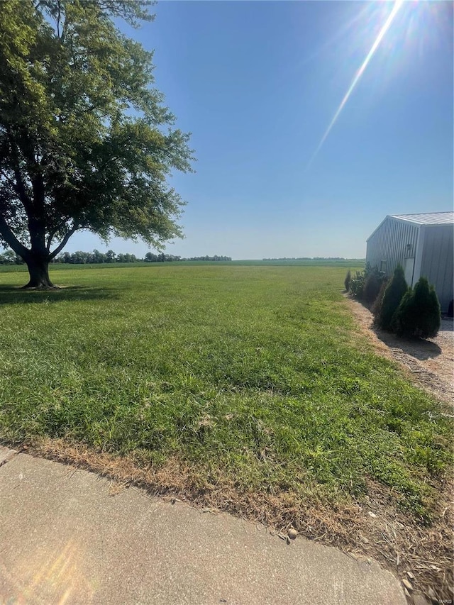 view of yard featuring a rural view