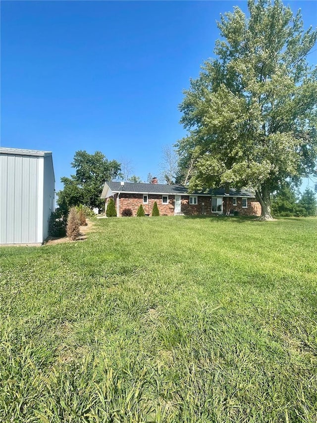 view of yard featuring an outbuilding