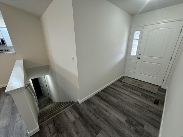 entryway featuring wood finished floors, visible vents, and baseboards