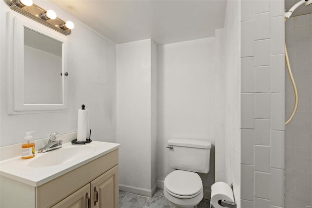 full bath with a shower, baseboards, toilet, and vanity