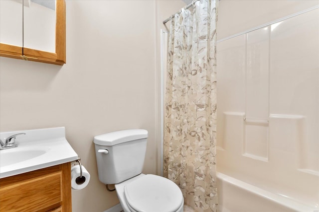 bathroom with shower / tub combo with curtain, vanity, and toilet