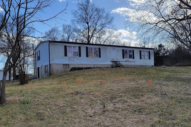 manufactured / mobile home with a front lawn