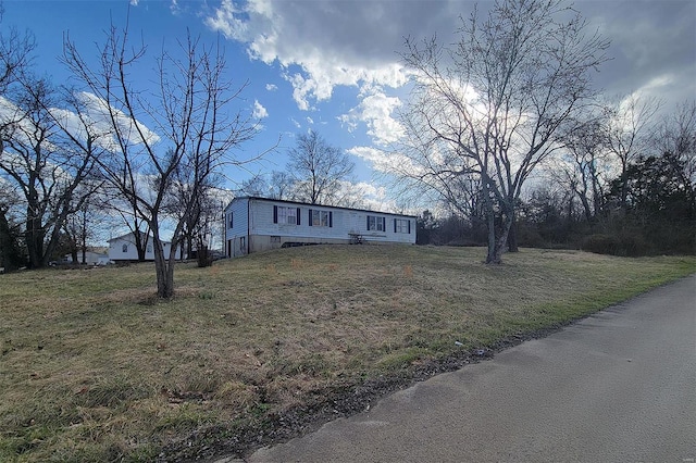 manufactured / mobile home featuring a front lawn