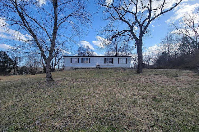 manufactured / mobile home with a front yard